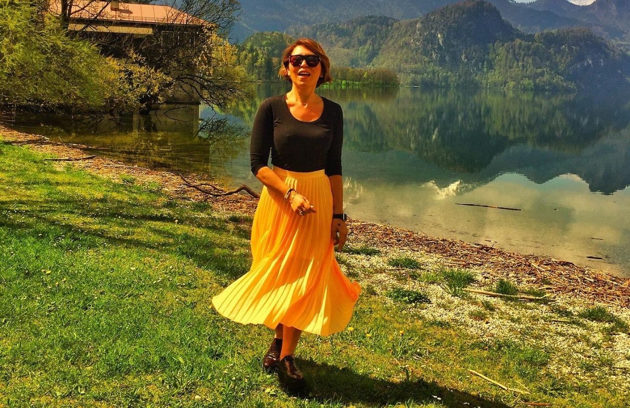 Esin Övet: Magazin Dünyasının Parlayan Yıldızı İnternet dünyasında sıkça karşımıza
