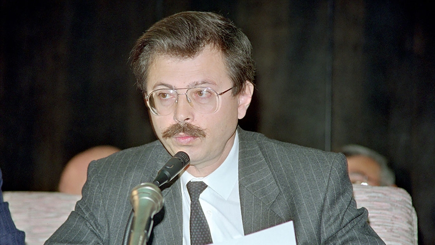 Adnan Kahveci: Türk Siyasetinin Işıltılı İsimlerinden Biri Adnan Kahveci, 20