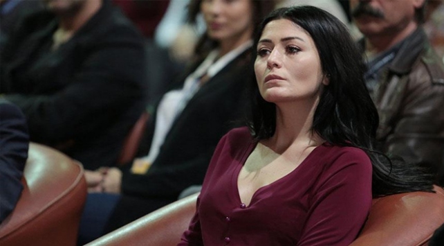 Deniz Çakır, Türk televizyon dünyasının tanınmış isimlerinden biri olarak, 10