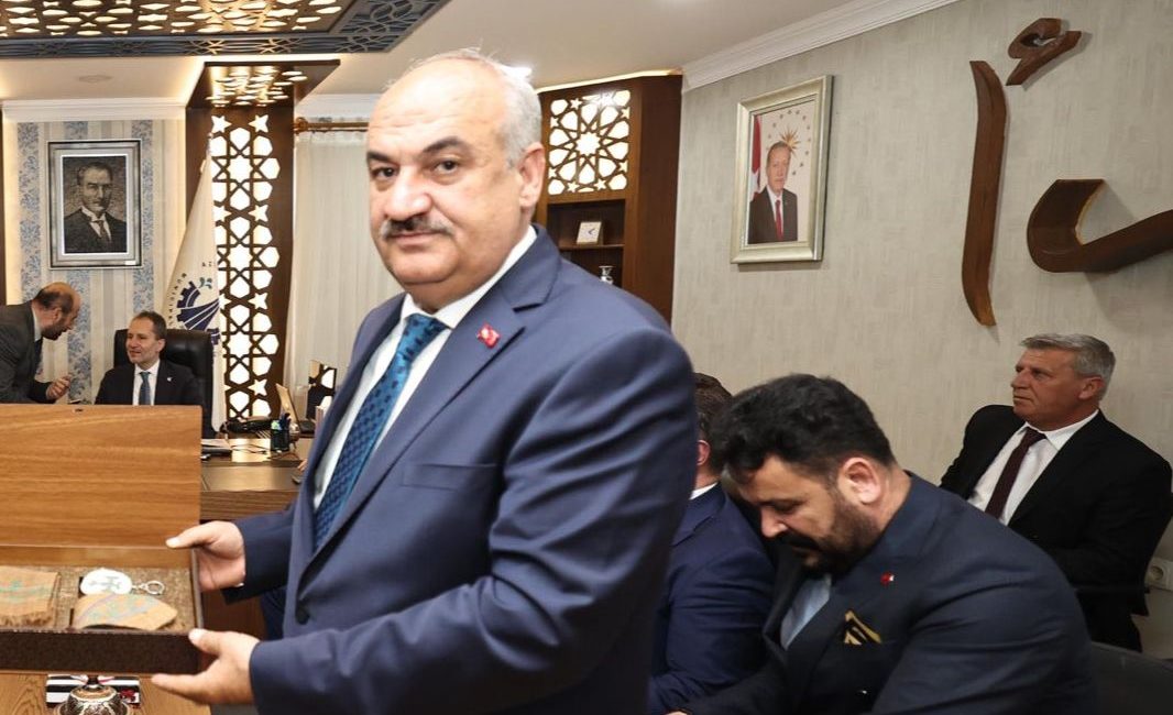 Emrullah Akpunar, Yeniden Refah Partisi’nden AK Parti’ye Geçti Aziziye Belediye