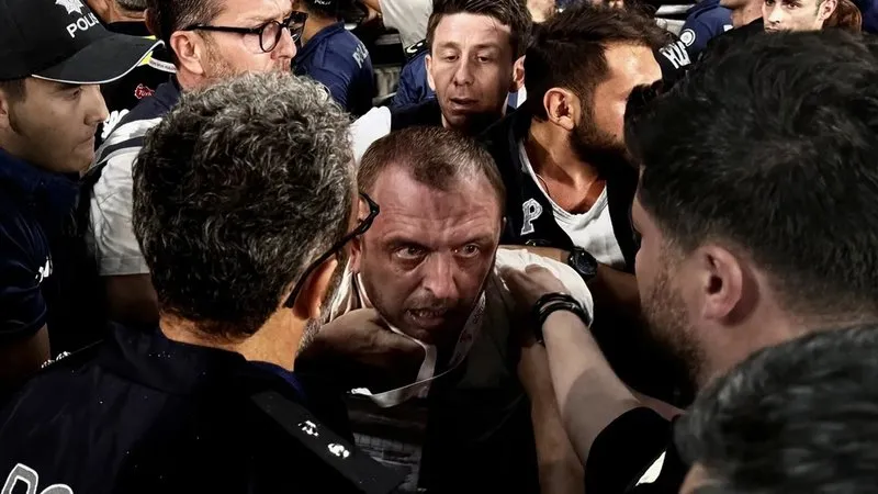 Futbol Dünyasında İki Takım Arasında Dumanlı Bir An: Fatih Özkan