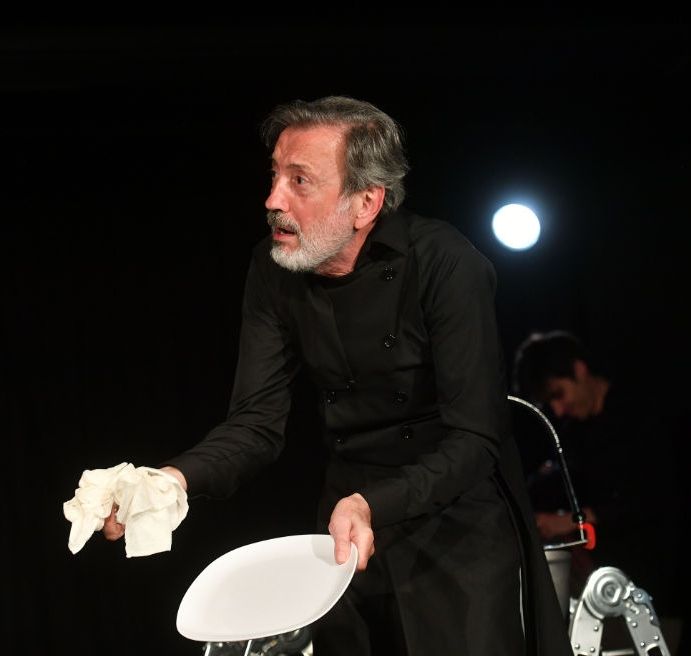 İsmet Üstekin: Türk Sanat Dünyasının Çok Yönlü İmzası İsmet Üstekin,