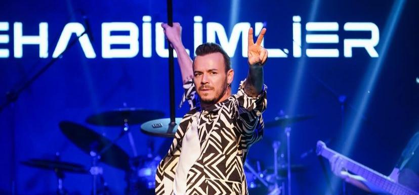 Deha Bilimlier: Türkiye’nin Parlayan Yıldızı Ünlü popçu Deha Bilimlier, son