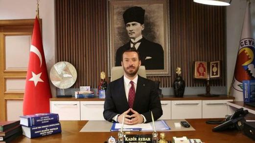 Kadir Aydar’a Siyasi Yasak Getirildi: Detaylar ve Olayın Arka Planı