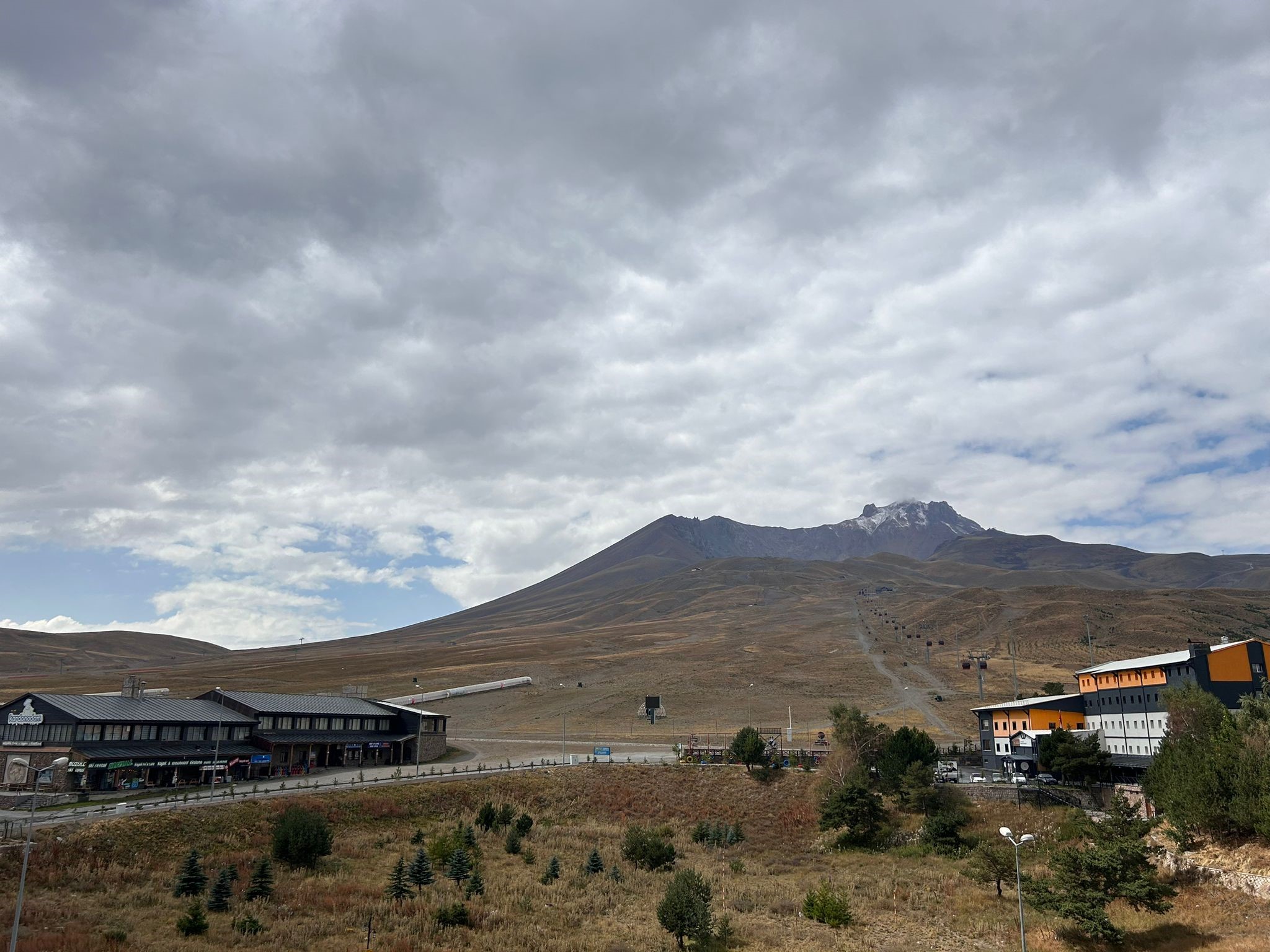 Erciyes’e Mevsimin İlk Karı Yağdı: Kışın Gelişi Sonbaharın serin rüzgarları,