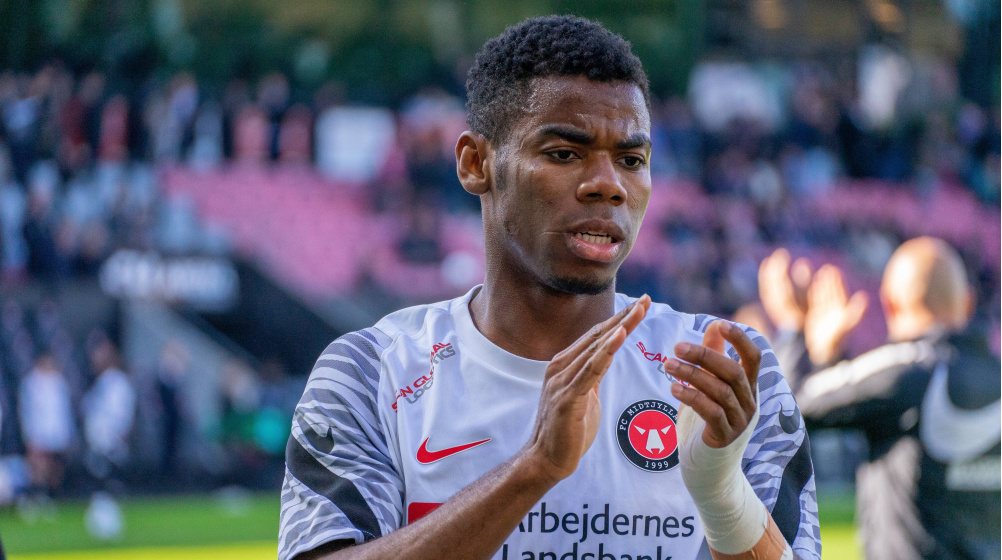 Raphael Onyedika: Yükselen Yıldızın Hikayesi Futbol dünyasında gözler, hızlı bir