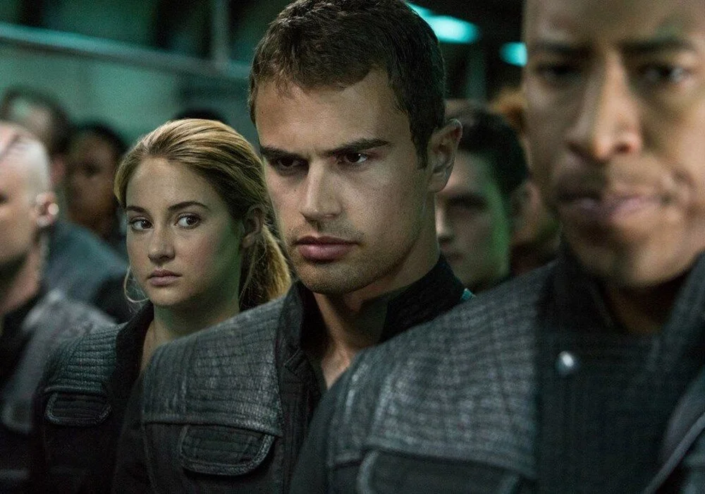 Theo James: Sanatçı ve İnsani Yardım Savunucusu Theo James, 16